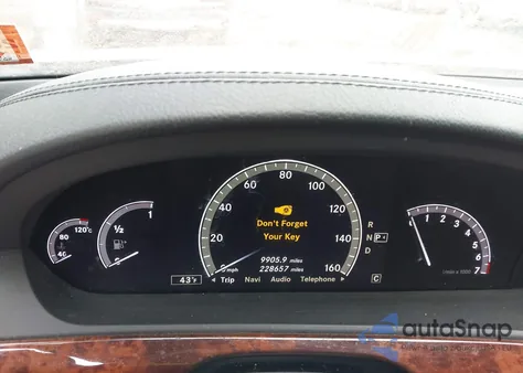 2010 Mercedes-Benz S 550 z USA, uszkodzony, nr VIN WDDNG7BB5AA329786